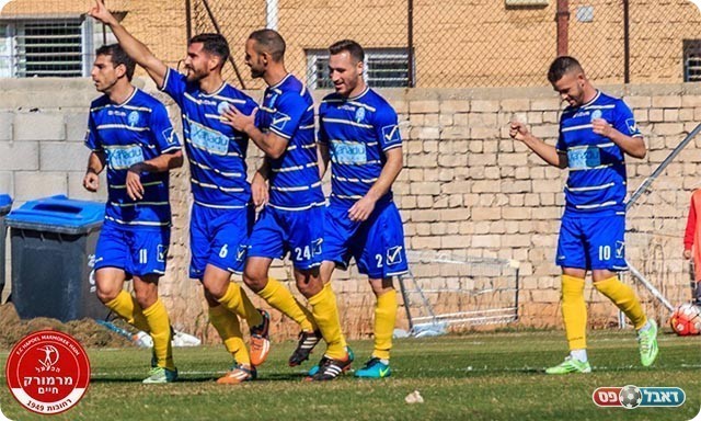 שחקני מחנה יהודה חוגגים יתרון מפתיע (יוסי סוריק)